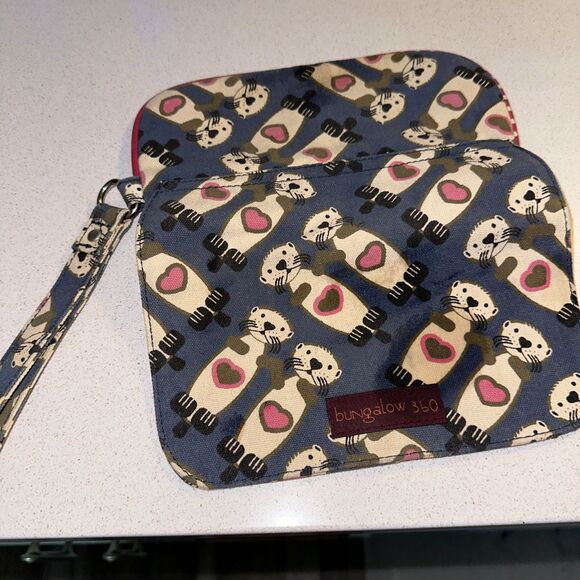 BUNGALOW 360 FUN SEA OTTER PRINT VEGAN COTTON CANVAS WRSITLET NWT - Picture 1 of 4